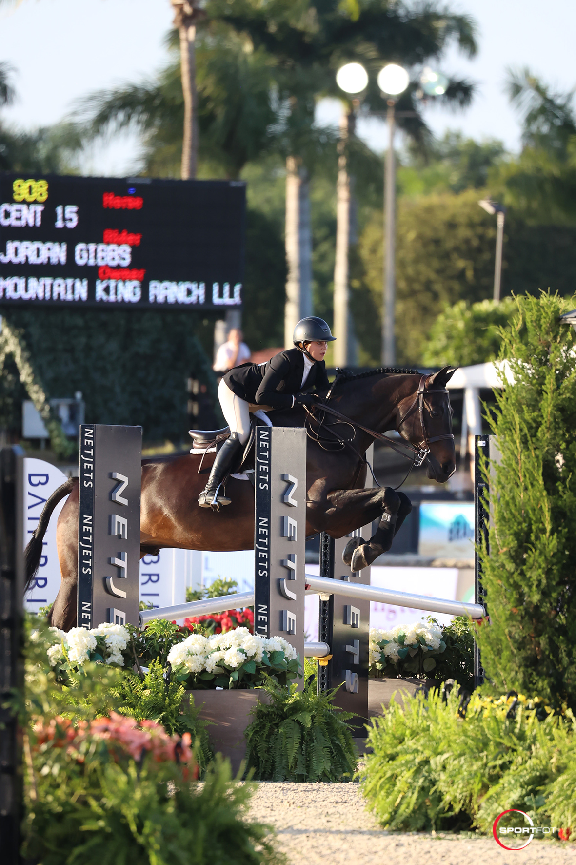 Carlee McCutcheon Bests the Rest in WEF Equitation Championship